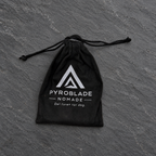 Svart oppbevaringspose til Pyroblade Nomade på mørk skifer