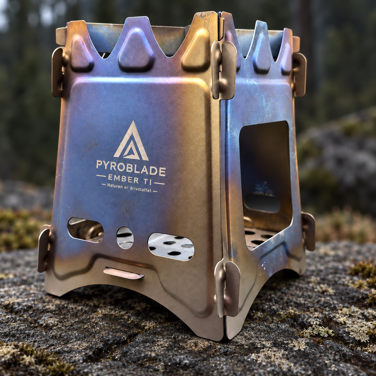 Pyroblade Ember TI kvistbrenner i titan i bruk med flammer