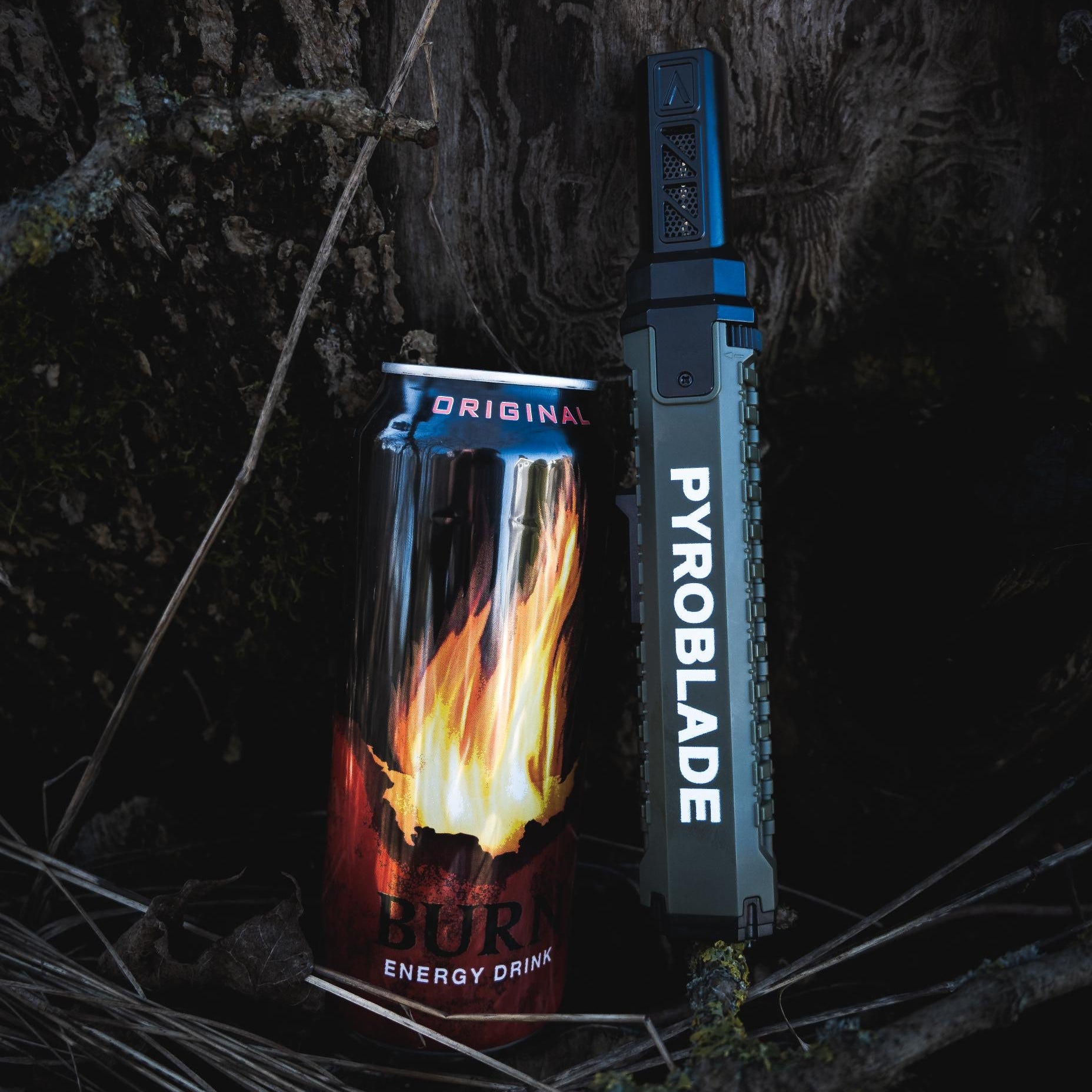 Nærbilde av Pyroblade Apex stormlighter i grønn, robustfinish med vannavvisende overflate og premium detaljer sammen med en burn boks