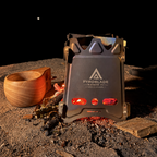 Pyroblade Ember TI kvistbrenner i titan med trekopp ved siden av